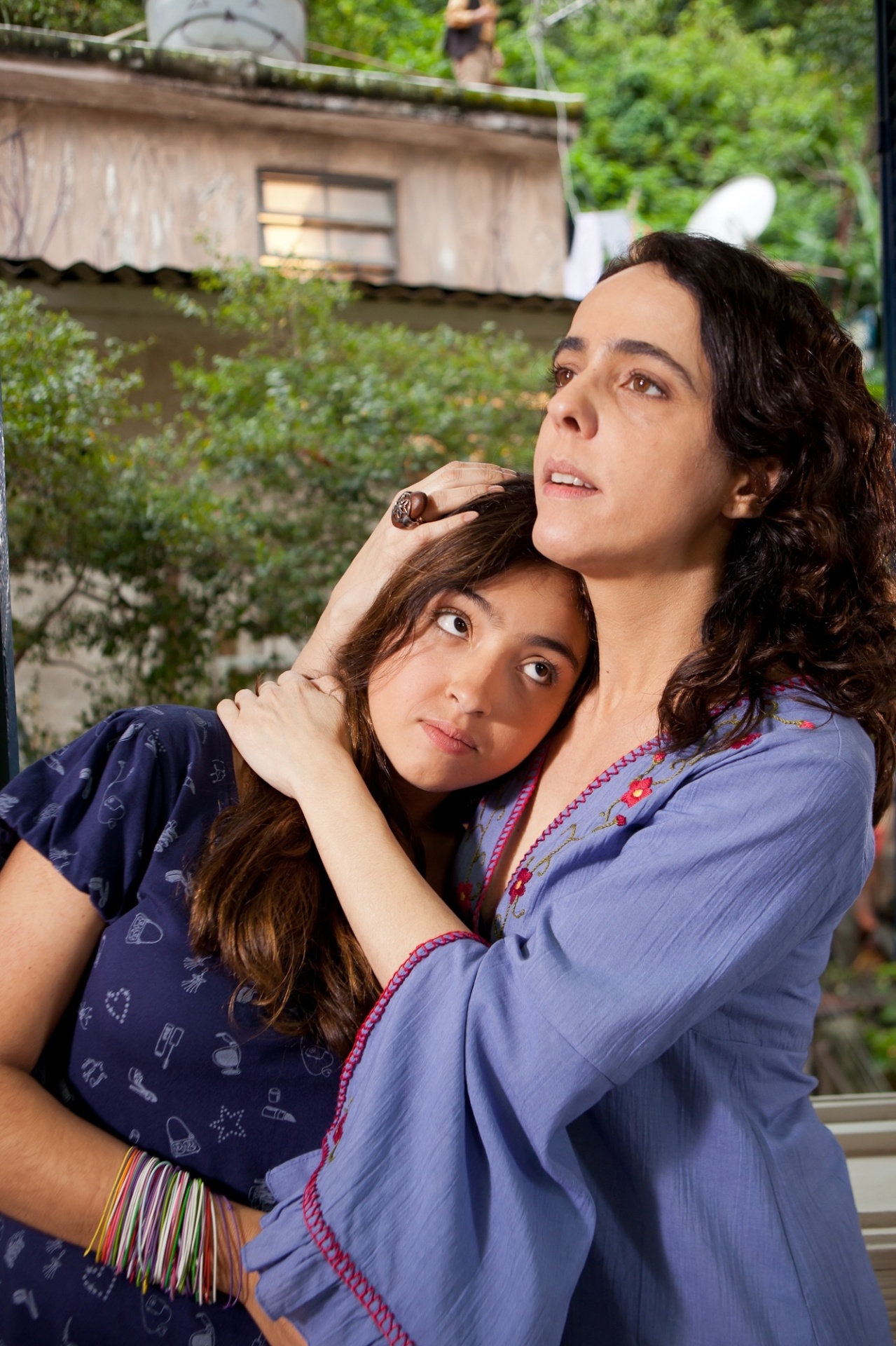 Cena do filme "Vendo ou Alugo", dirigido por Betse de Paula. O longa narra a história de uma família de classe média de quatro gerações de mulheres que vivem num casarão em ruínas, herança da bisavó, localizado na beira de um morro, de frente para uma favela tumultuada por tiroteios, apesar das UPPs. O clã decide então vender o imóvel. - Divulgação