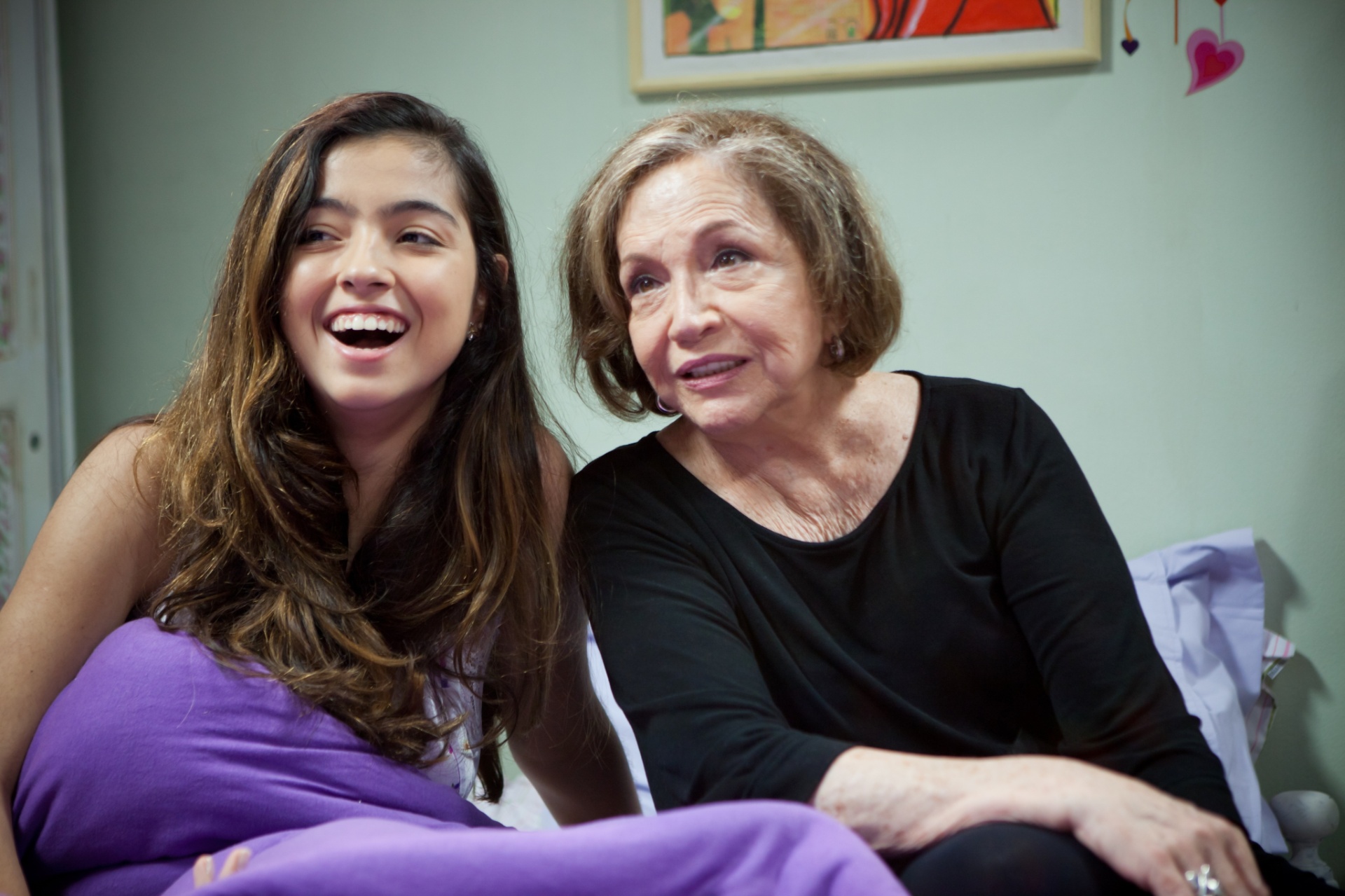 Cena do filme "Vendo ou Alugo", dirigido por Betse de Paula. O longa narra a história de uma família de classe média de quatro gerações de mulheres que vivem num casarão em ruínas, herança da bisavó, localizado na beira de um morro, de frente para uma favela tumultuada por tiroteios, apesar das UPPs. O clã decide então vender o imóvel. - Divulgação