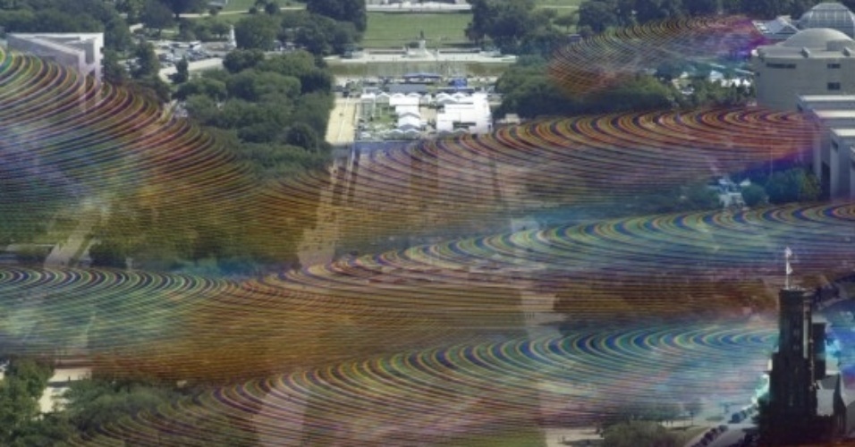 Lamm colaborou com Browning Vogel, que trabalhou no centro investigativo Ames, na Nasa (agência espacial americana). "A distância entre as ondas do wi-fi é mais curta do que a das ondas de rádio e mais longa do que as micro-ondas. Por isso, não pode ser interrompida por outros sinais", diz Vogel. A imagem acima mostra dados hipotéticos do wi-fi transmitidos sobre uma banda que se divide em diferentes subcanais representados pelas cores - Nickolay Lamm 