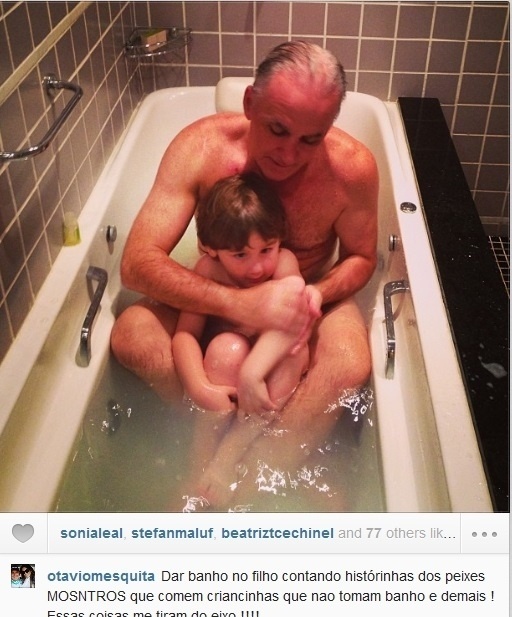 09.ago.2013- Otávio Mesquita toma banho de banheira com o filho Pietro. "Contando histórinhas dos peixes monstros que comem criancinhas que não tomam banho", escreveu  ele no Instagram