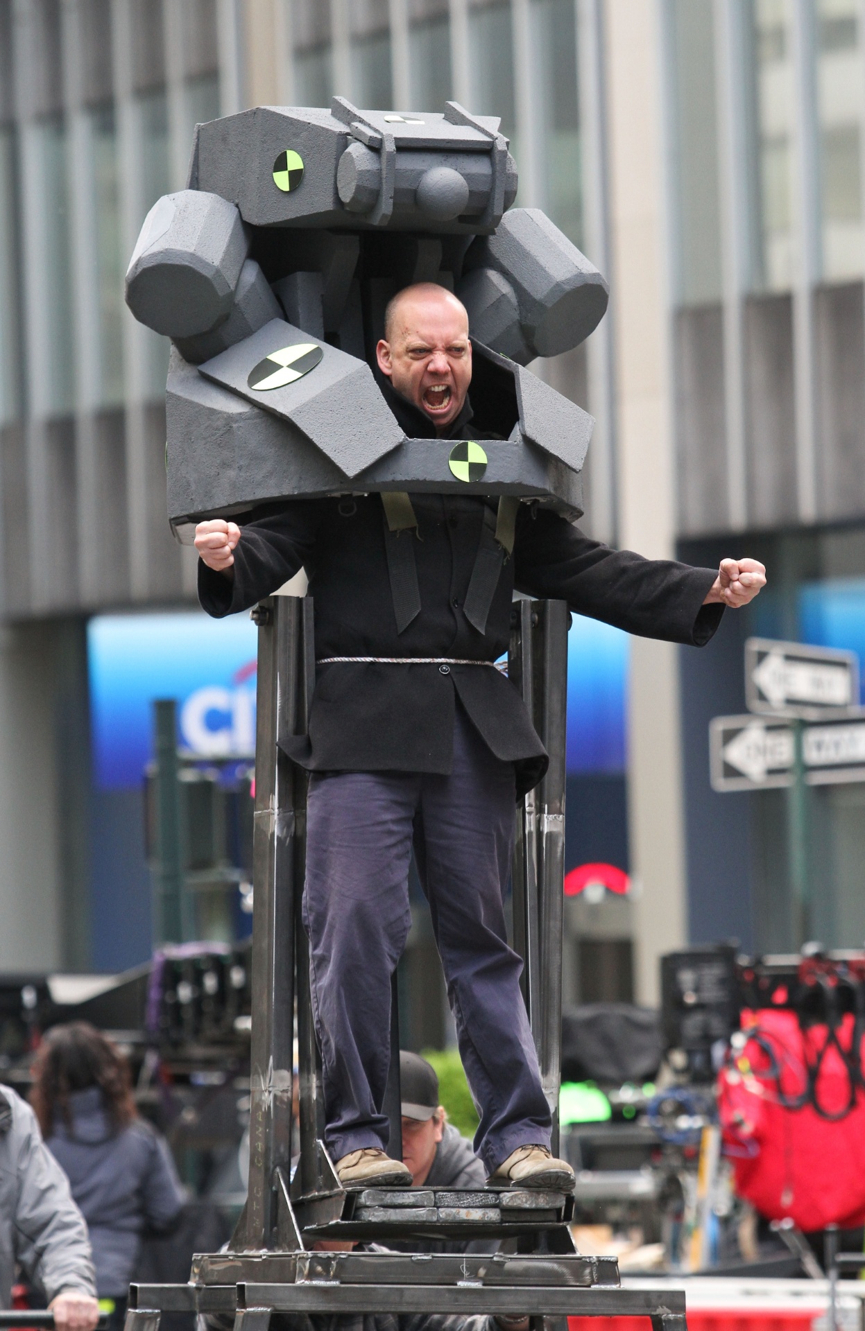 26.mai.2013 - Paul Giamatti, usando a armadura do vilão Rhino, grava uma cena de "O Espetacular Homem-Aranha 2" na Park Avenue, endereço chique de Manhattan, em Nova York - Luis Jr & Rodrigo Guerra/The Grosby Group