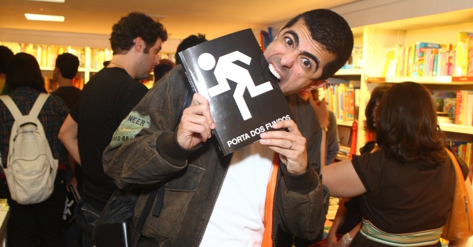 8.ago.2013 - O ator Marcius Melhem faz graça com o livro do "Porta dos Fundos" no lançamento em livraria do Rio de Janeiro