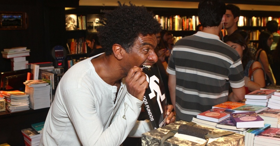 8.ago.2013 - O humorista Hélio de la Peña faz graça com o livro do "Porta dos Fundos" no lançamento em livraria do Rio de Janeiro