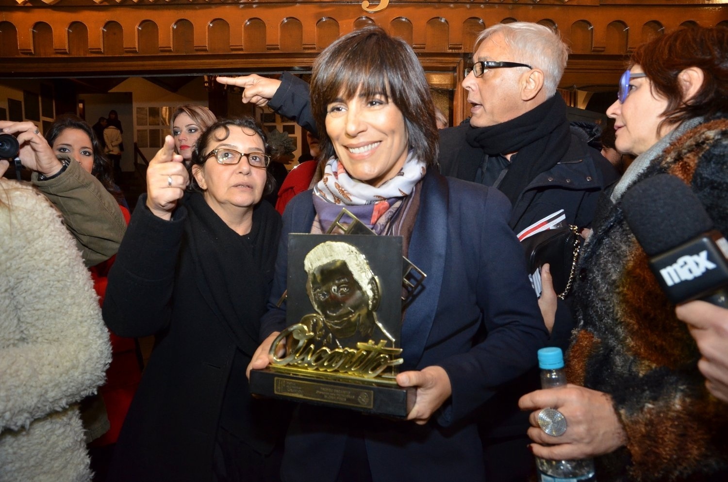 9.ago.2013 - A atriz Glória Pires é homenageada com o troféu Oscarito no 41º Festival de Cinema de Gramado, no Rio Grande do Sul - Felipe Panfili e Leo Marinho/AgNews