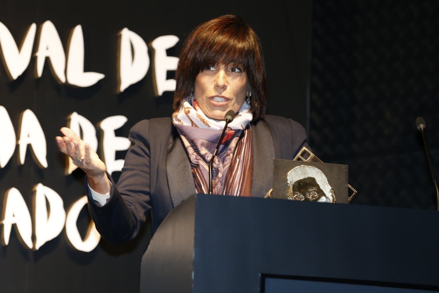 9.ago.2013 - A atriz Glória Pires é homenageada com o troféu Oscarito no 41º Festival de Cinema de Gramado, no Rio Grande do Sul - Felipe Panfili e Leo Marinho/AgNews