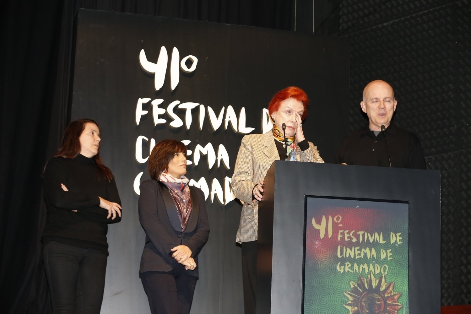 9.ago.2013 - A atriz Glória Pires é homenageada com o troféu Oscarito no 41º Festival de Cinema de Gramado, no Rio Grande do Sul - Felipe Panfili e Leo Marinho/AgNews