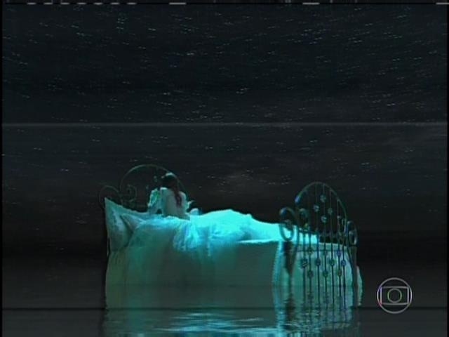 9.ago.2013 -  Após morrer, Nicole se recusa a ir até a luz. Ela aparece deitada em uma cama cercada por nuvens e águas