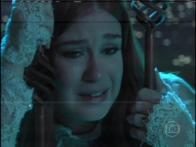 9.ago.2013 -  Após morrer, Nicole se recusa a ir até a luz. Ela chora e diz que precisa voltar ao olhar para Thales