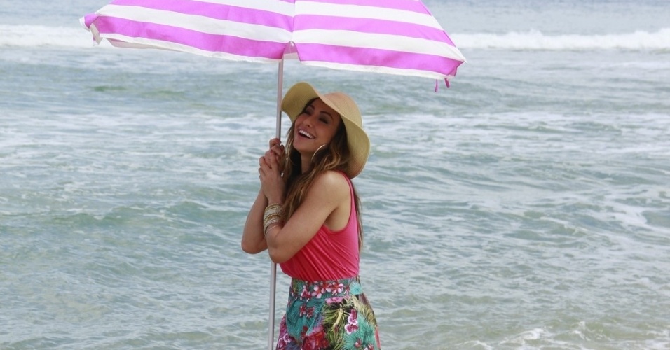 9.ago.2013 - Com guarda sol, Sabrina Sato fotografa campanha de moda na praia da Reserva, no Rio de Janeiro
