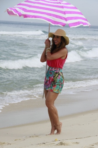 9.ago.2013 - Com guarda sol, Sabrina Sato fotografa campanha de moda na praia da Reserva, no Rio de Janeiro