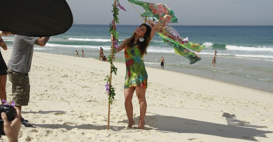 9.ago.2013 - De vestido verde, Sabrina Sato fotografa campanha de moda na praia da Reserva, no Rio de Janeiro