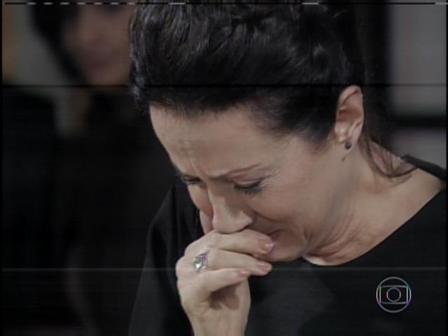 9.ago.2013 -  Lídia chora a morte de Nicole