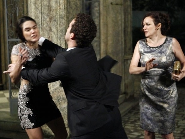 Em "Amor à Vida", Leila leva uma surra do irmão, após morte de Nicole