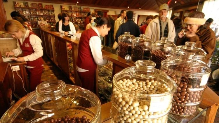 Turistas compram chocolate em Campos do Jordão; na Vila Capivari, há várias lojas especializadas que vendem chocolates variados - Fernando Moraes/Folha Imagem - Fernando Moraes/Folha Imagem