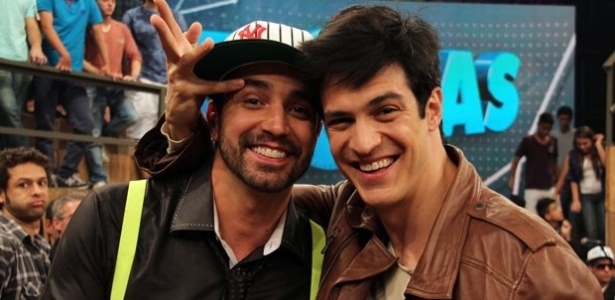 10.ago.2013 - Mateus Solano faz gesto de Félix em Latino nos bastidores do programa "Altas Horas"