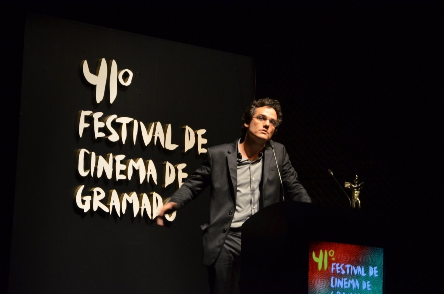 10.ago.2013 - No discurso após receber homenagem, Wagner Moura cobra esclarecimentos sobre o paradeiro de Amarildo de Souza, que sumiu na favela da Rocinha, no Rio de Janeiro - Felipe Panfili e Leo Marinho/AgNews