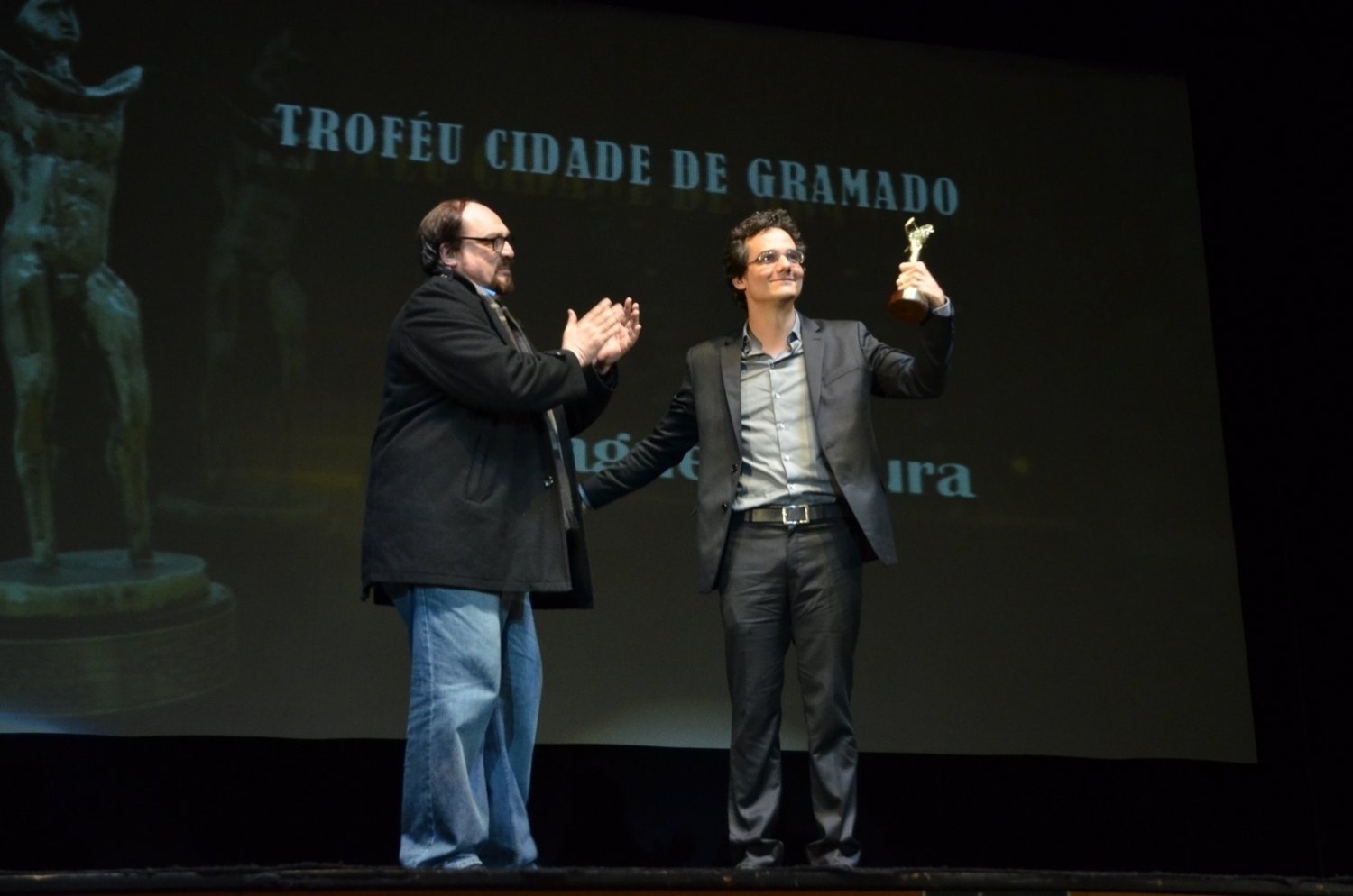 10.ago.2013 - Wagner Moura é homenageado no 41º Festival de Gramado. O ator recebe estatueta das mãos do crítico de cinema Rubens Ewald Filho - Felipe Panfili e Leo Marinho/AgNews