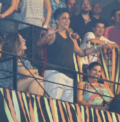 9.ago.2013 - Acompanhada da namorada, Nilcéia Oliveira, Thammy Miranda assiste ao show de Wanessa na festa "Chá de Alice", no Rio de Janeiro