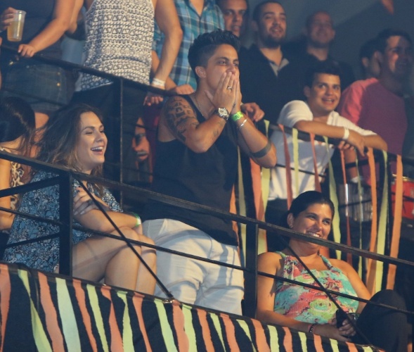 9.ago.2013 - Acompanhada da namorada, Nilcéia Oliveira, Thammy Miranda manda beijos para a cantora Wanessa na festa "Chá de Alice", no Rio de Janeiro