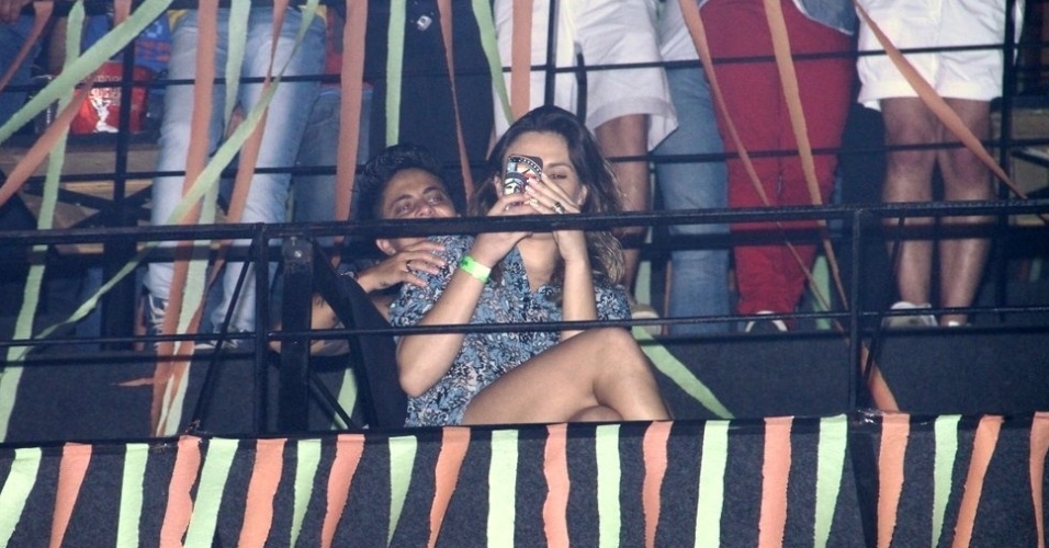 9.ago.2013 - Nilcéia Oliveira, namorada de Thammy Miranda, senta no colo da atriz durante o show de Wanessa na festa "Chá de Alice", no Rio de Janeiro