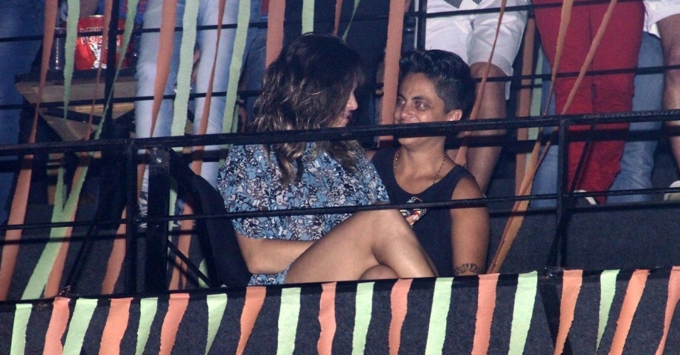 9.ago.2013 - Nilcéia Oliveira, namorada de Thammy Miranda, senta no colo da atriz durante o show de Wanessa na festa "Chá de Alice", no Rio de Janeiro