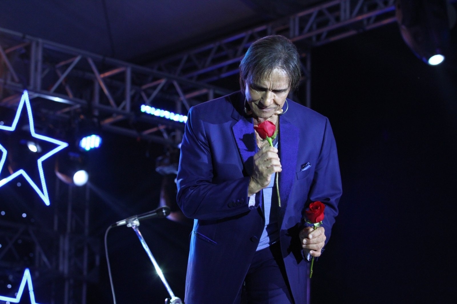 9.ago.2013 - Roberto Carlos beija e distribui suas tradicionais rosas ao fim da apresentação no Forte de Copacabana, Rio de Janeiro. O Rei cantou seus maiores sucessos acompanhado de orquestra e coral. O show faz parte de uma série de cinco apresentações na capital carioca - Raphael Mesquita/Foto Rio News