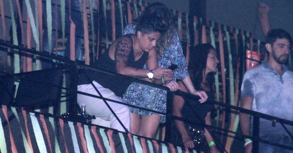 9.ago.2013 - Thammy Miranda e a namorada, Nilcéia Oliveira, assistem juntas ao show de Wanessa na festa "Chá de Alice", no Rio de Janeiro