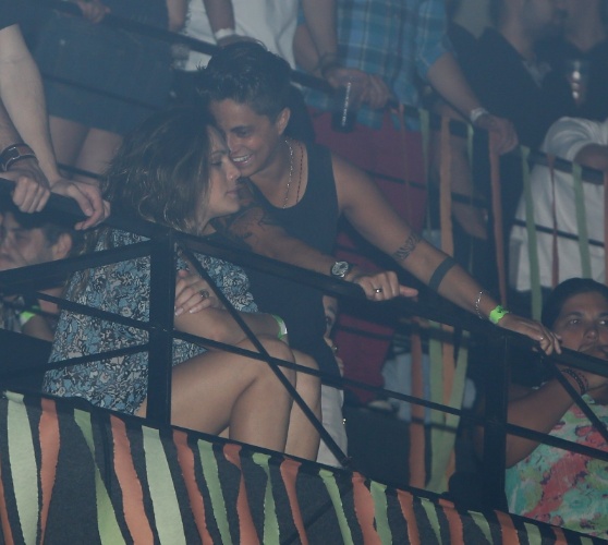 9.ago.2013 - Thammy Miranda e a namorada, Nilcéia Oliveira, assistem juntas ao show de Wanessa na festa "Chá de Alice", no Rio de Janeiro