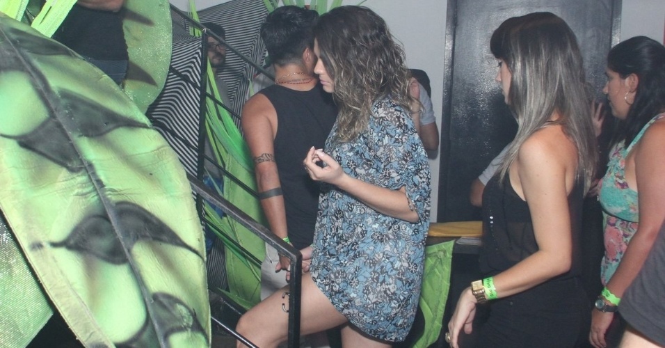 9.ago.2013 - Thammy Miranda e a namorada, Nilcéia Oliveira, chegam de mãos dadas para o show de Wanessa na festa "Chá de Alice", no Rio de Janeiro
