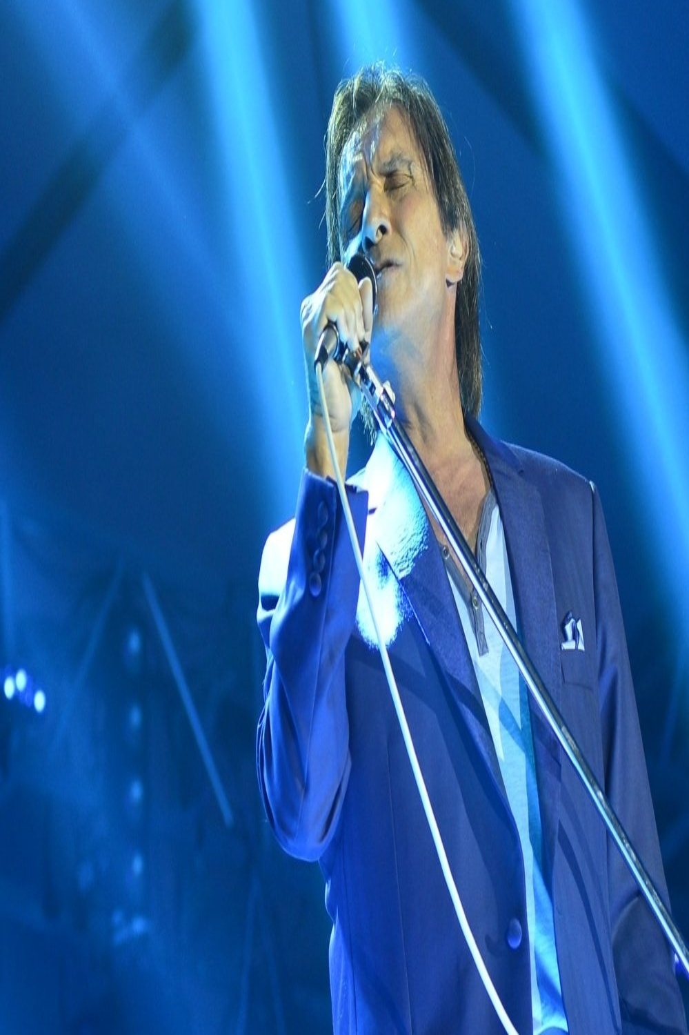9.ago.2013 - Totalmente vestido de azul, Roberto Carlos se apresenta no Forte de Copacabana, no Rio de Janeiro. O Rei cantou seus maiores sucessos acompanhado de orquestra e coral. O show faz parte de uma série de cinco apresentações na capital carioca - Alex Palarea  e André Muzell / AgNews