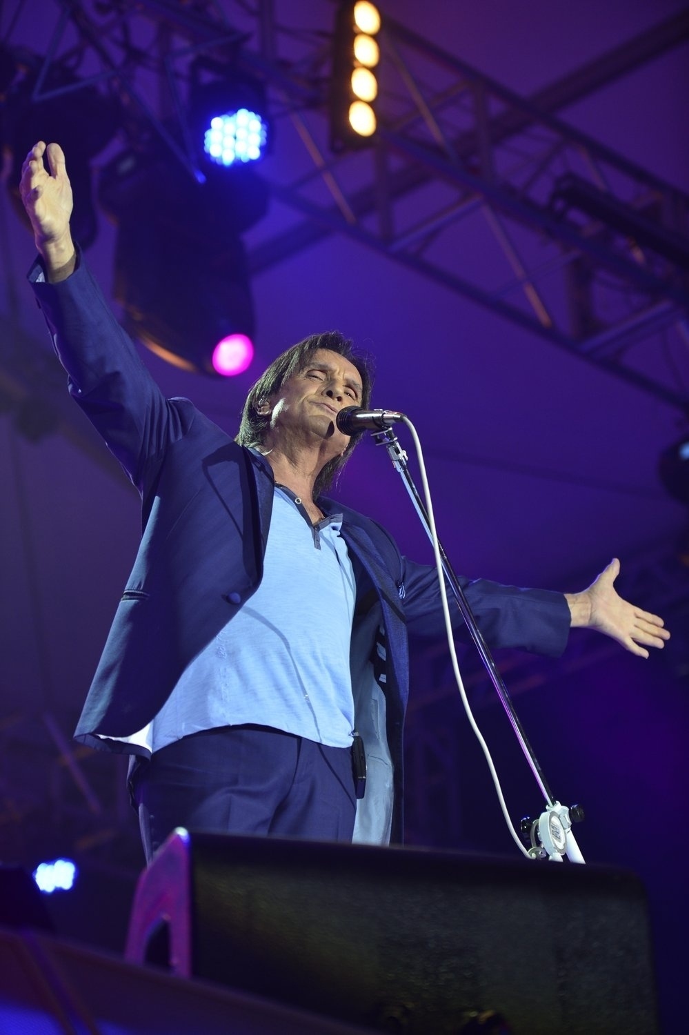 9.ago.2013 - Totalmente vestido de azul, Roberto Carlos se apresenta no Forte de Copacabana, no Rio de Janeiro. O Rei cantou seus maiores sucessos acompanhado de orquestra e coral. O show faz parte de uma série de cinco apresentações na capital carioca - Alex Palarea  e André Muzell / AgNews