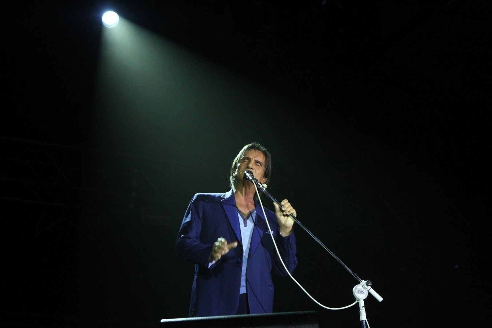 9.ago.2013 - Totalmente vestido de azul, Roberto Carlos se apresenta no Forte de Copacabana, no Rio de Janeiro. O Rei cantou seus maiores sucessos acompanhado de orquestra e coral. O show faz parte de uma série de cinco apresentações na capital carioca - Raphael Mesquita/Foto Rio News