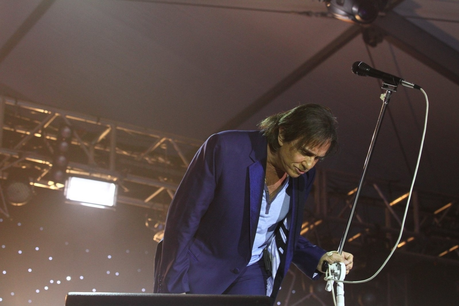 9.ago.2013 - Totalmente vestido de azul, Roberto Carlos se apresenta no Forte de Copacabana, no Rio de Janeiro. O Rei cantou seus maiores sucessos acompanhado de orquestra e coral. O show faz parte de uma série de cinco apresentações na capital carioca - Raphael Mesquita/Foto Rio News