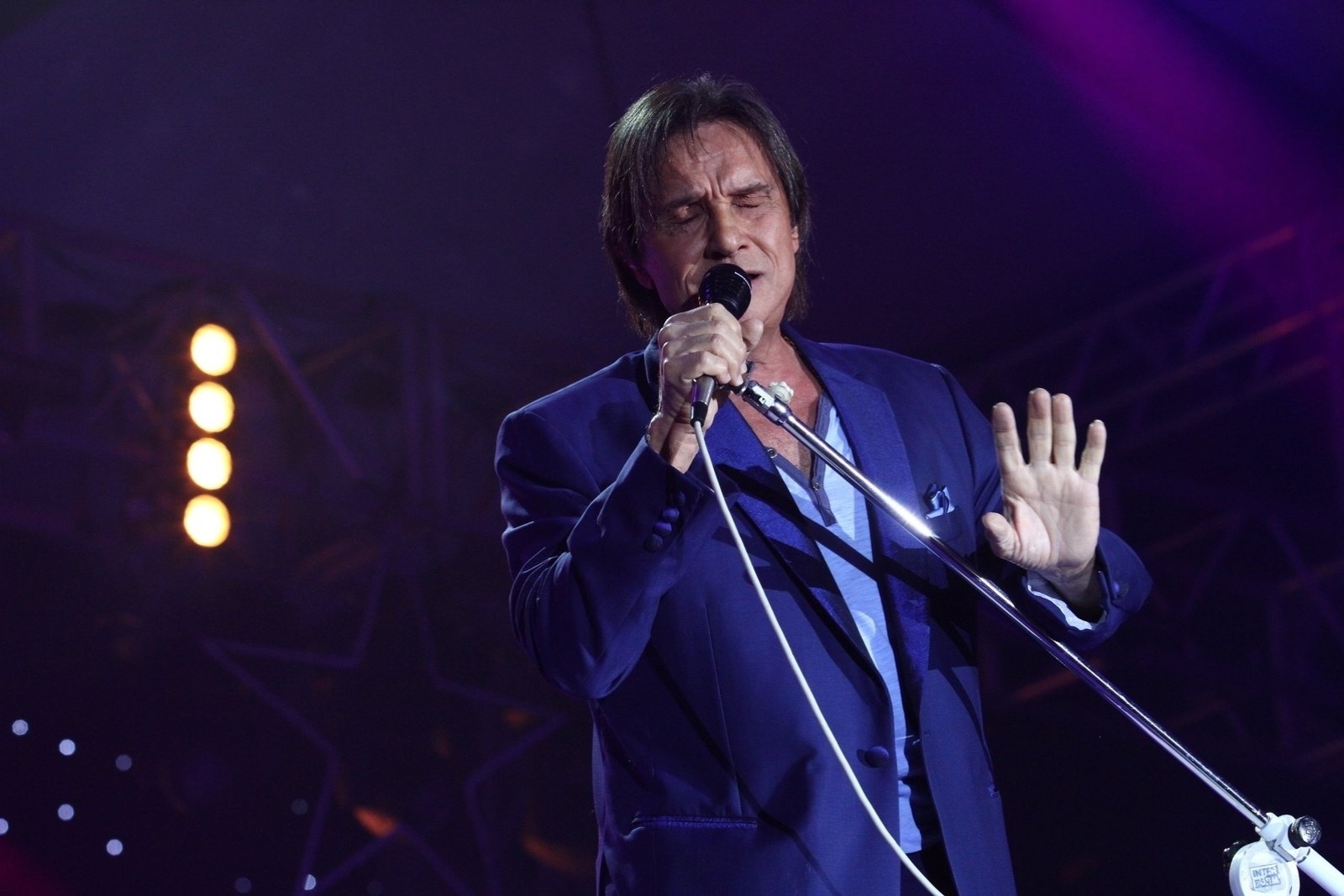 9.ago.2013 - Totalmente vestido de azul, Roberto Carlos se apresenta no Forte de Copacabana, no Rio de Janeiro. O Rei cantou seus maiores sucessos acompanhado de orquestra e coral. O show faz parte de uma série de cinco apresentações na capital carioca - Raphael Mesquita/Foto Rio News