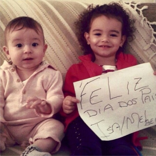 10.ago.2013 - Marco Luque publica foto das filhas, Mel e Isadora, exibindo um cartaz de Dia dos Pais