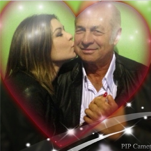11.ago.2013 - A apresentadora Amanda Françoso fez uma declaração de amor ao pai.