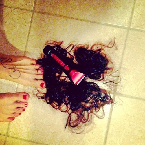 11.ago.2013 - A atriz Nanda Costa publicou uma foto de cabelos muito parecidos com os seus no chão, junto com um barbeador e com a legenda: "OK, assunto encerrado"