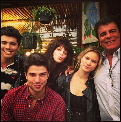 11.ago.2013 - A atriz Sonia Lima publicou foto ao lado da família e seu café da manhã