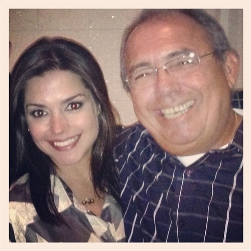 11.ago.2013 - A atriz Thaís Fersoza homenageia o pai com foto ao lado dele em seu Instagram.