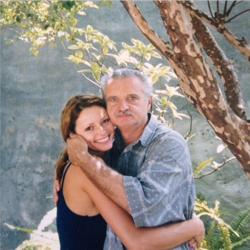 11.ago.2013 - A atriz Rita Guedes publica foto com o pai no Dia dos Pais