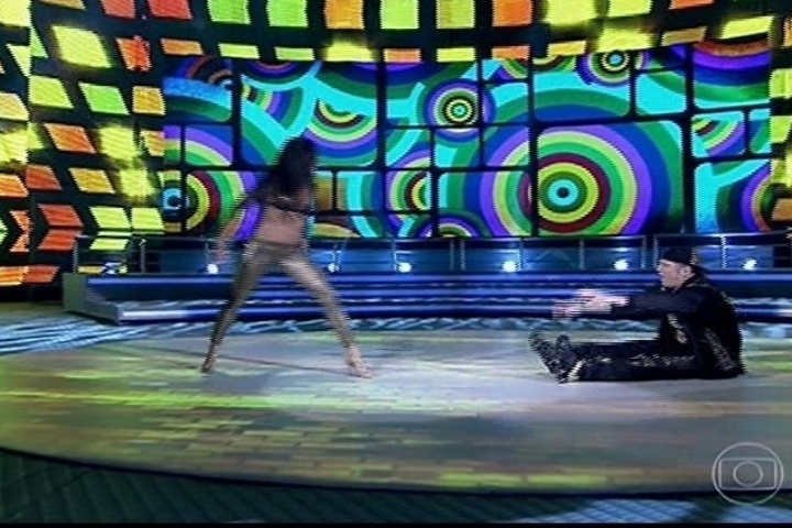 11.ago.2013 - Adriano Garib dança o sucesso "Xereta" de Claudinho e Bochecha