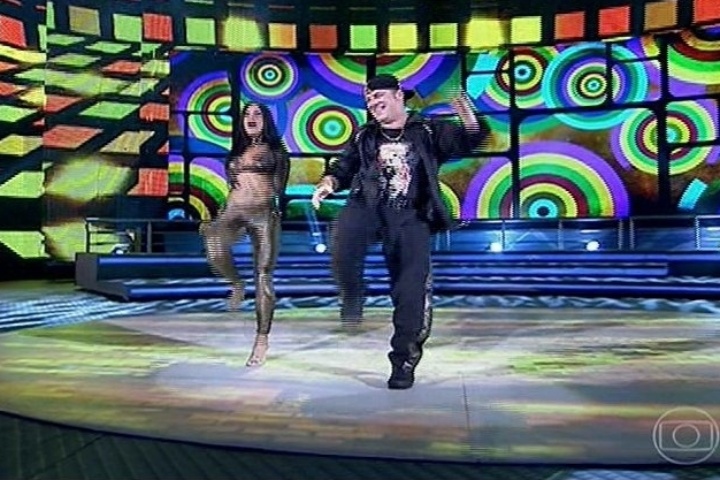 11.ago.2013 - Adriano Garib dança o sucesso "Xereta" de Claudinho e Bochecha