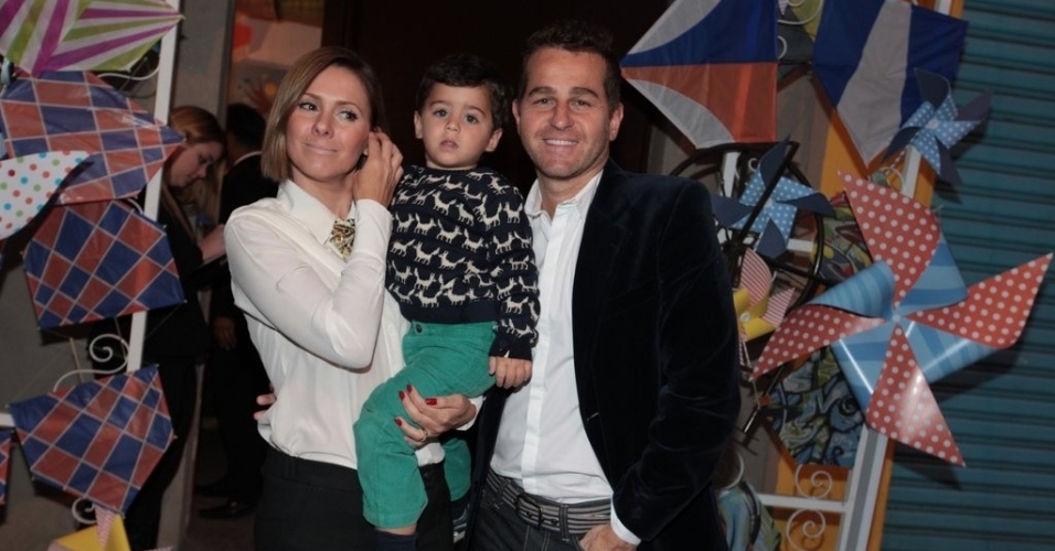 11.ago.2013 - Afonso Nigro leva a família ao aniversário de Arthur, filho da apresentadora Eliana