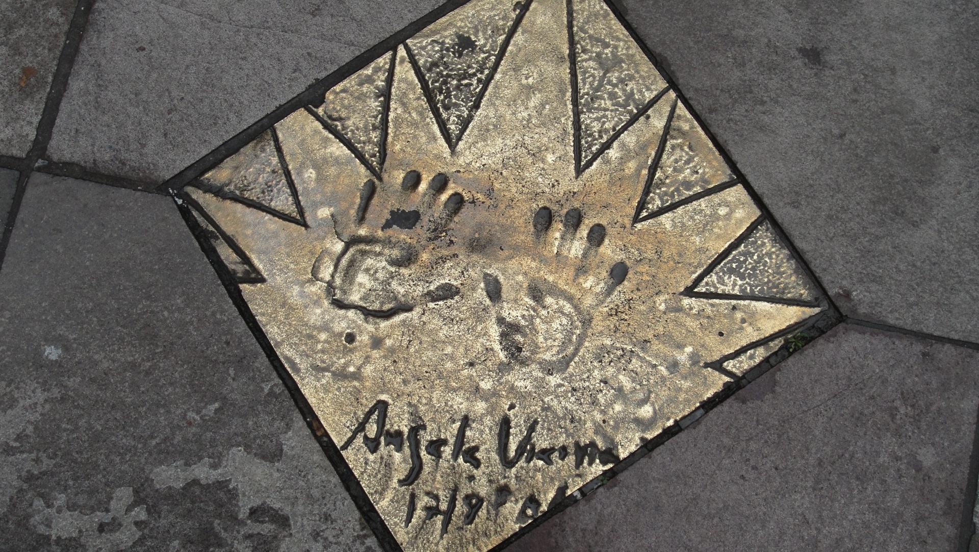 11.ago.2013 - Assinatura de Angela Vieira na "Calçada da Fama" de Gramado - Mariane Zendron/UOL