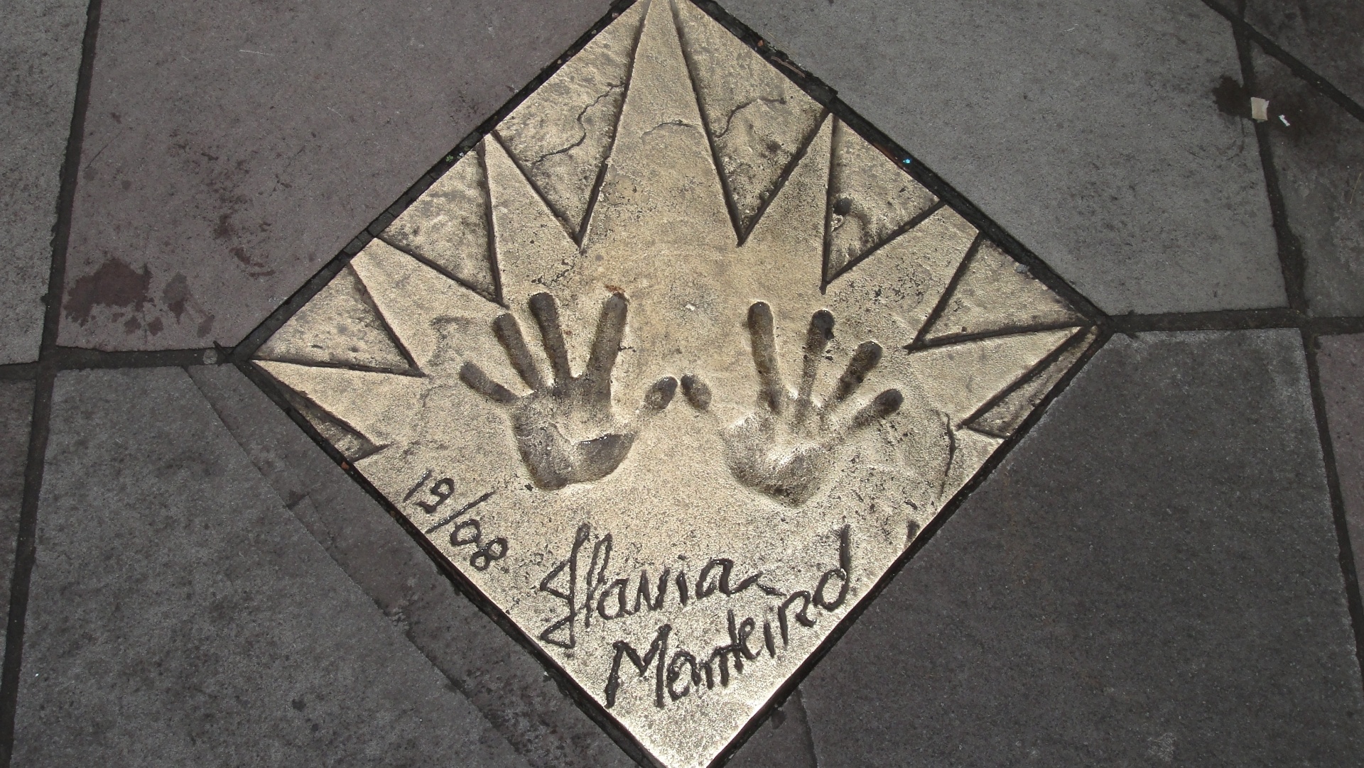 11.ago.2013 - Assinatura de Flavia Monteiro na "Calçada da Fama" de Gramado - Mariane Zendron/UOL