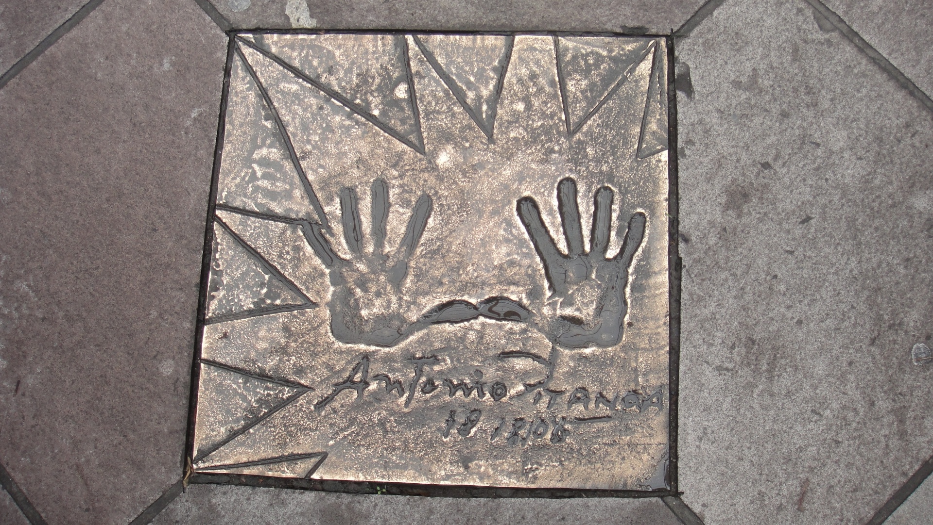 11.ago.2013 - Assinatura de Antonio Pitanga na "Calçada da Fama" de Gramado - Mariane Zendron/UOL