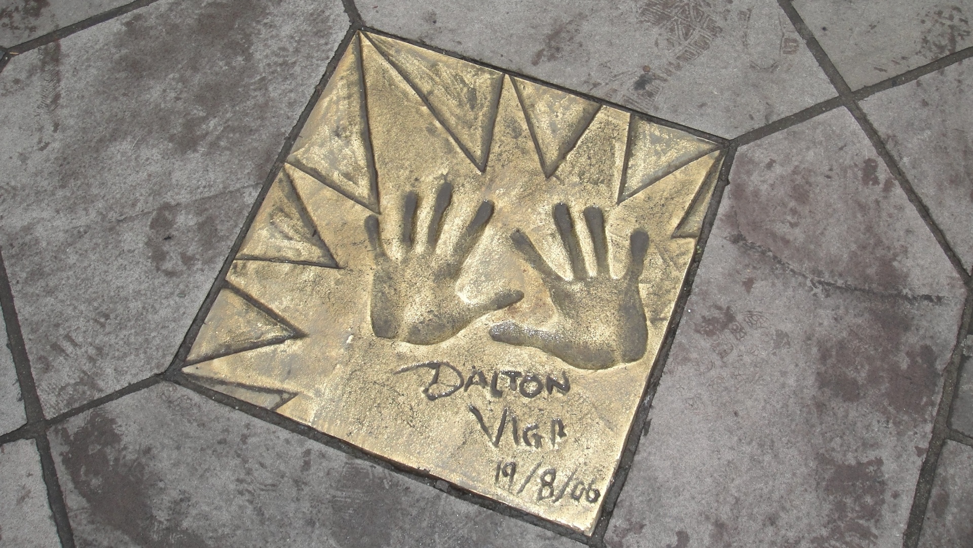 11.ago.2013 - Assinatura de Dalton Vigh na "Calçada da Fama" de Gramado - Mariane Zendron/UOL