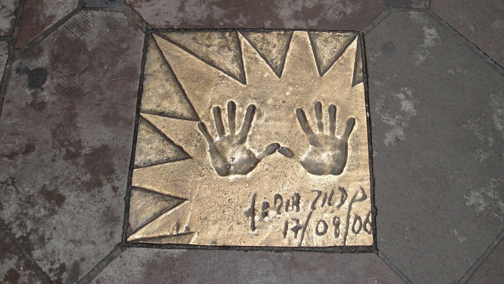 11.ago.2013 - Assinatura de Maria Zilda na "Calçada da Fama" de Gramado - Mariane Zendron/UOL