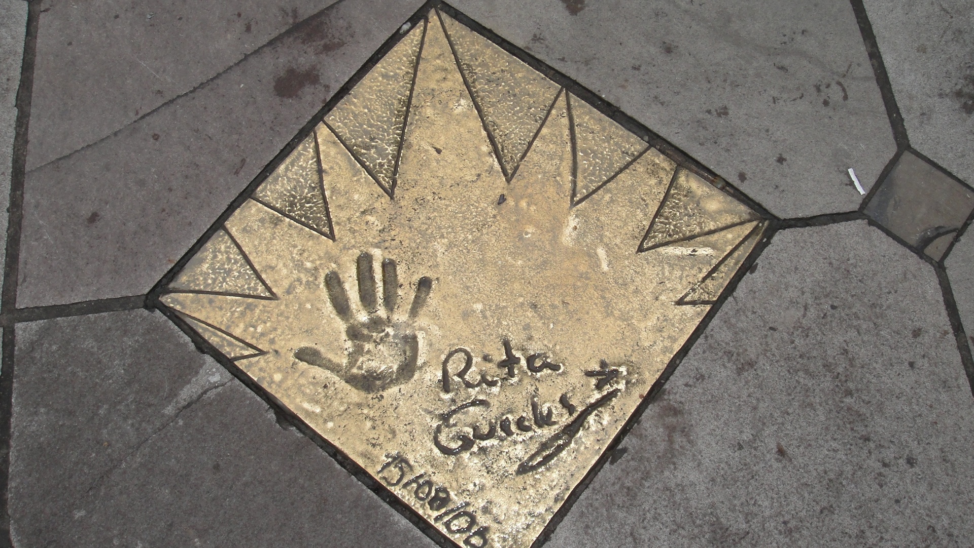 11.ago.2013 - Assinatura de Rita Guedes na "Calçada da Fama" de Gramado - Mariane Zendron/UOL