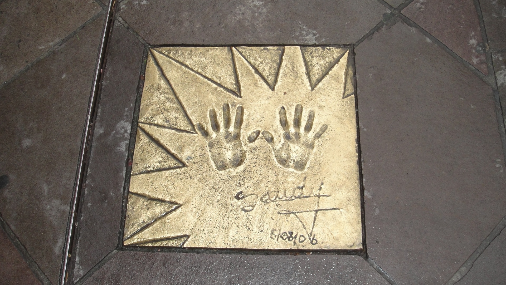 11.ago.2013 - Assinatura de Sandy na "Calçada da Fama" de Gramado - Mariane Zendron/UOL